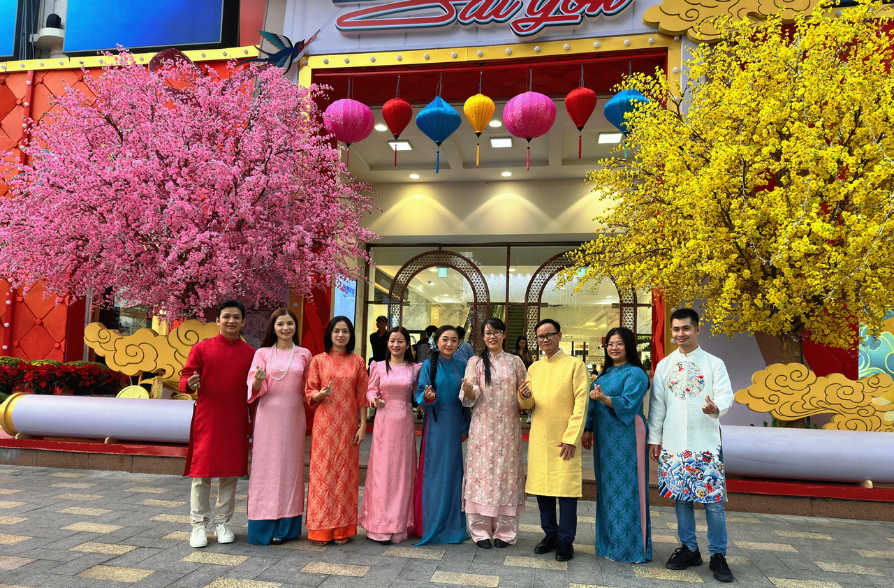 Giới trẻ bắt trend chụp hình với áo dài tại các địa điểm cực 