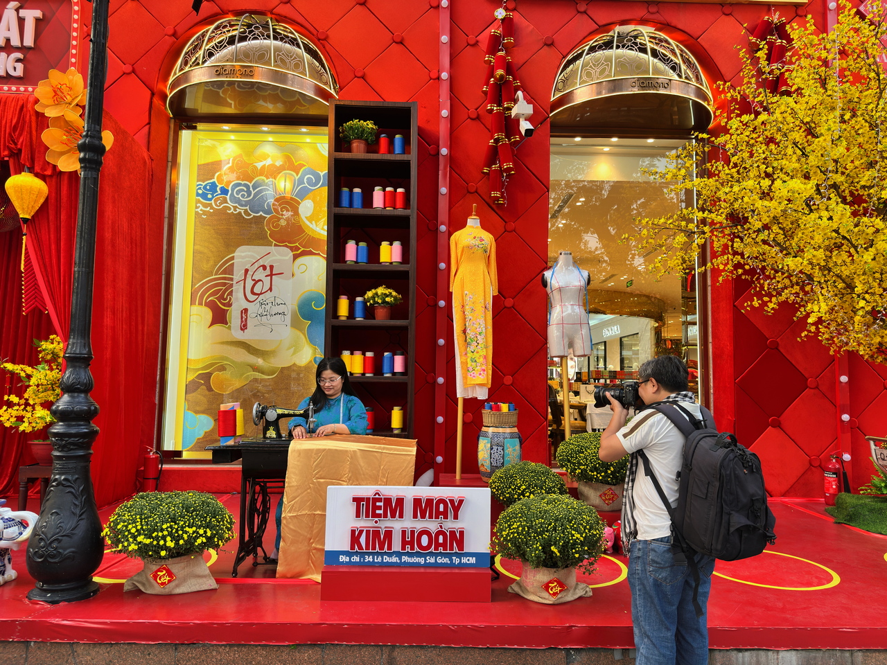 Giới trẻ bắt trend chụp hình với áo dài tại các địa điểm cực 