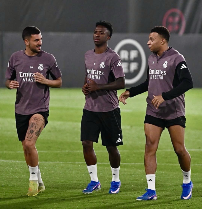 Kylian Mbappe tập luyện trước trận.