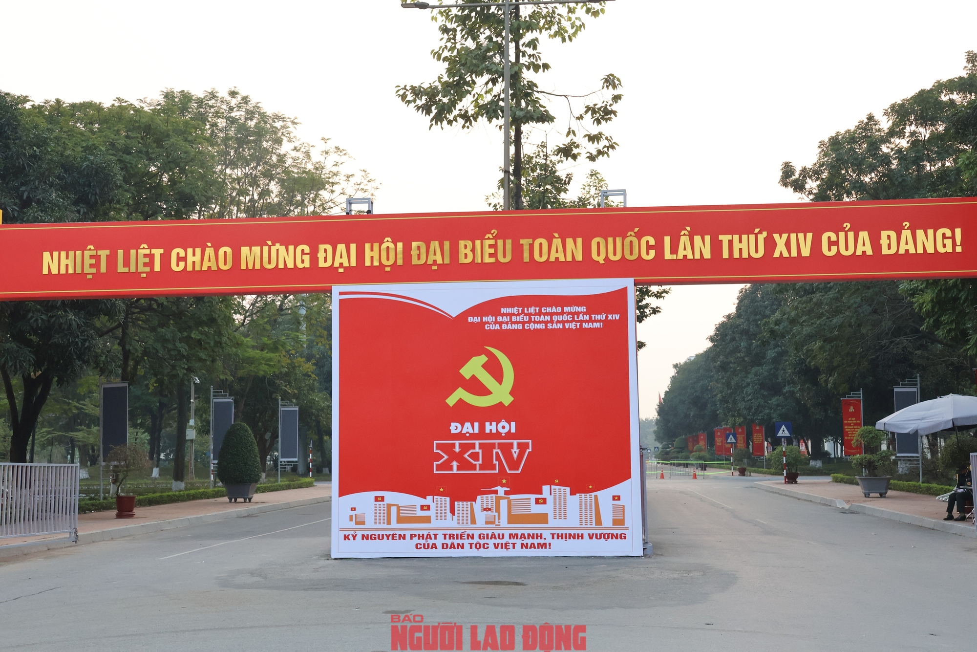 VIDEO: Hà Nội rực rỡ cờ, hoa chào mừng Đại hội XIV của Đảng - Ảnh 11.