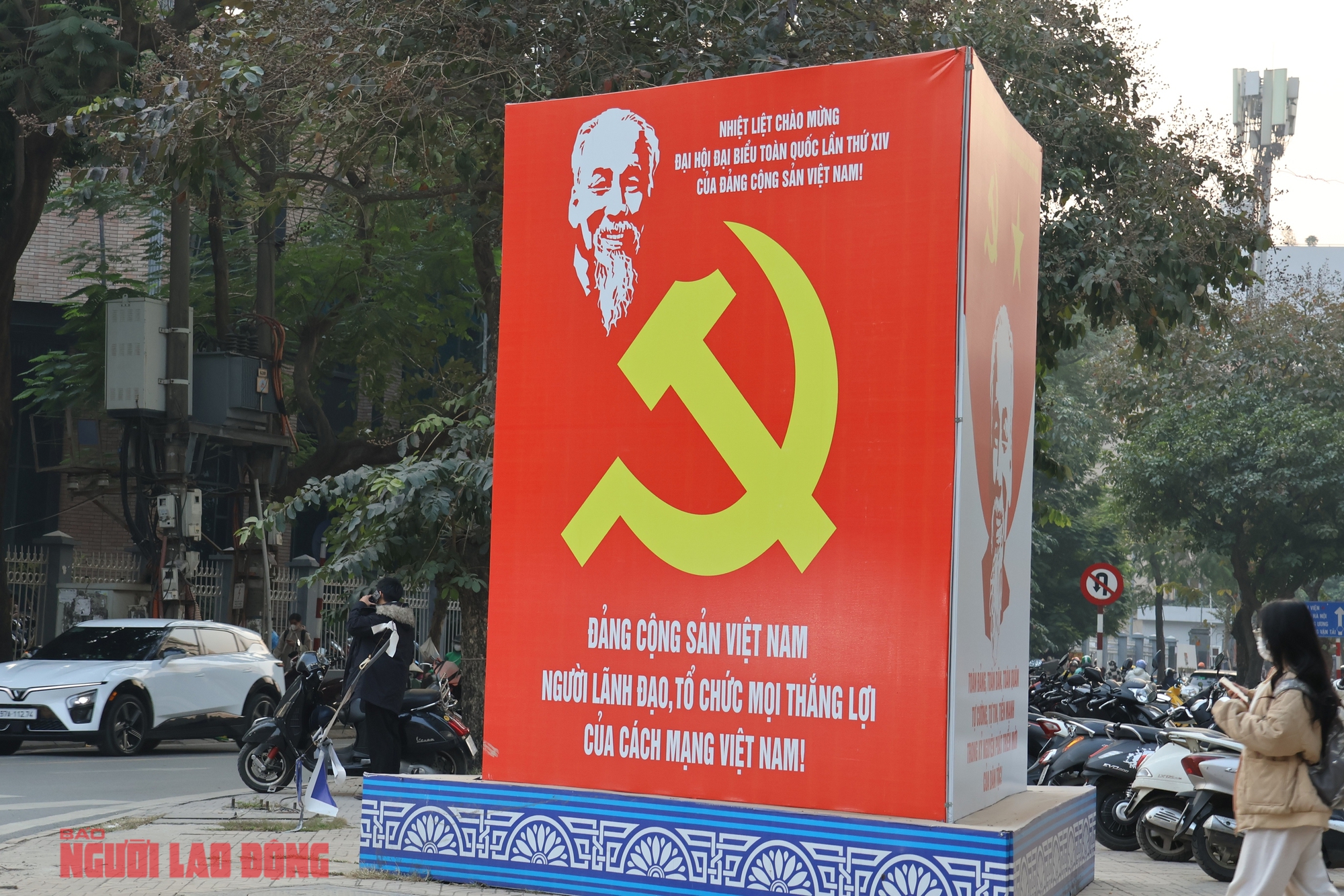 VIDEO: Hà Nội rực rỡ cờ, hoa chào mừng Đại hội XIV của Đảng - Ảnh 12.