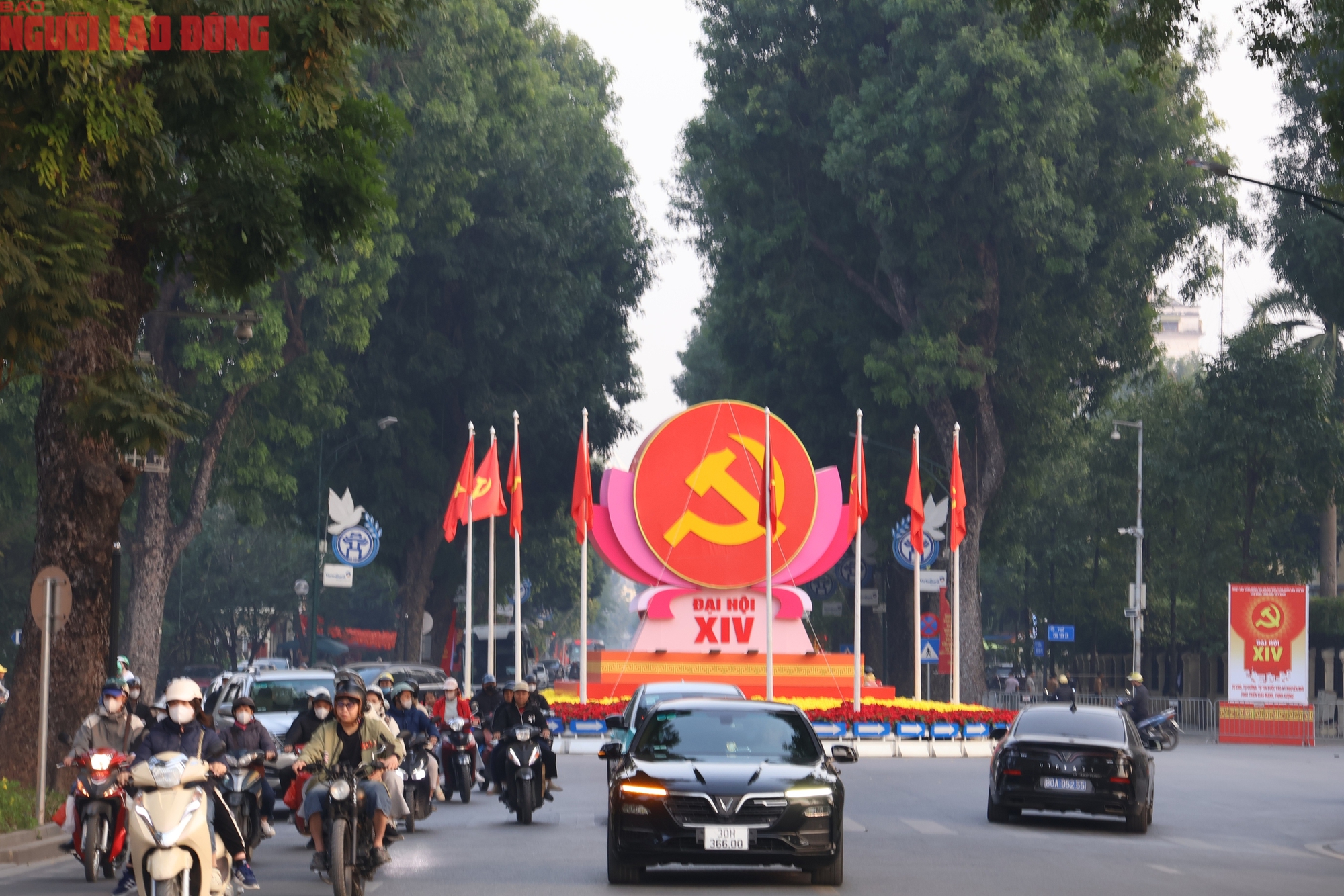 VIDEO: Hà Nội rực rỡ cờ, hoa chào mừng Đại hội XIV của Đảng - Ảnh 13.