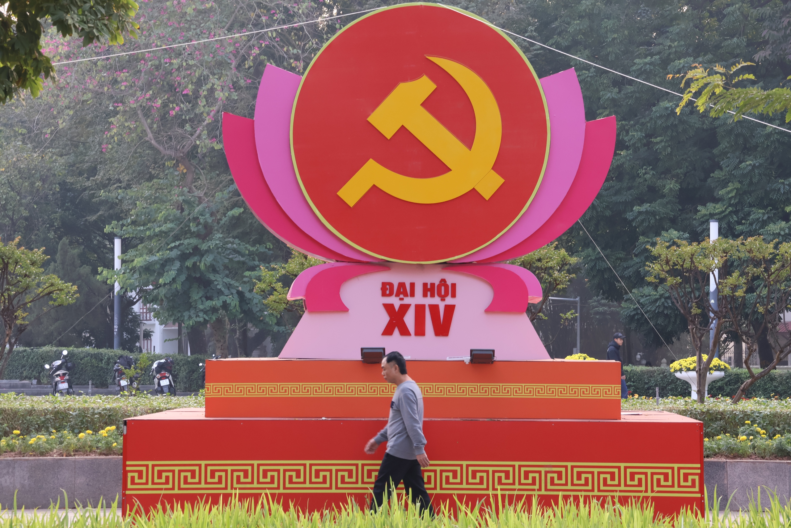 VIDEO: Hà Nội rực rỡ cờ, hoa chào mừng Đại hội XIV của Đảng - Ảnh 15.