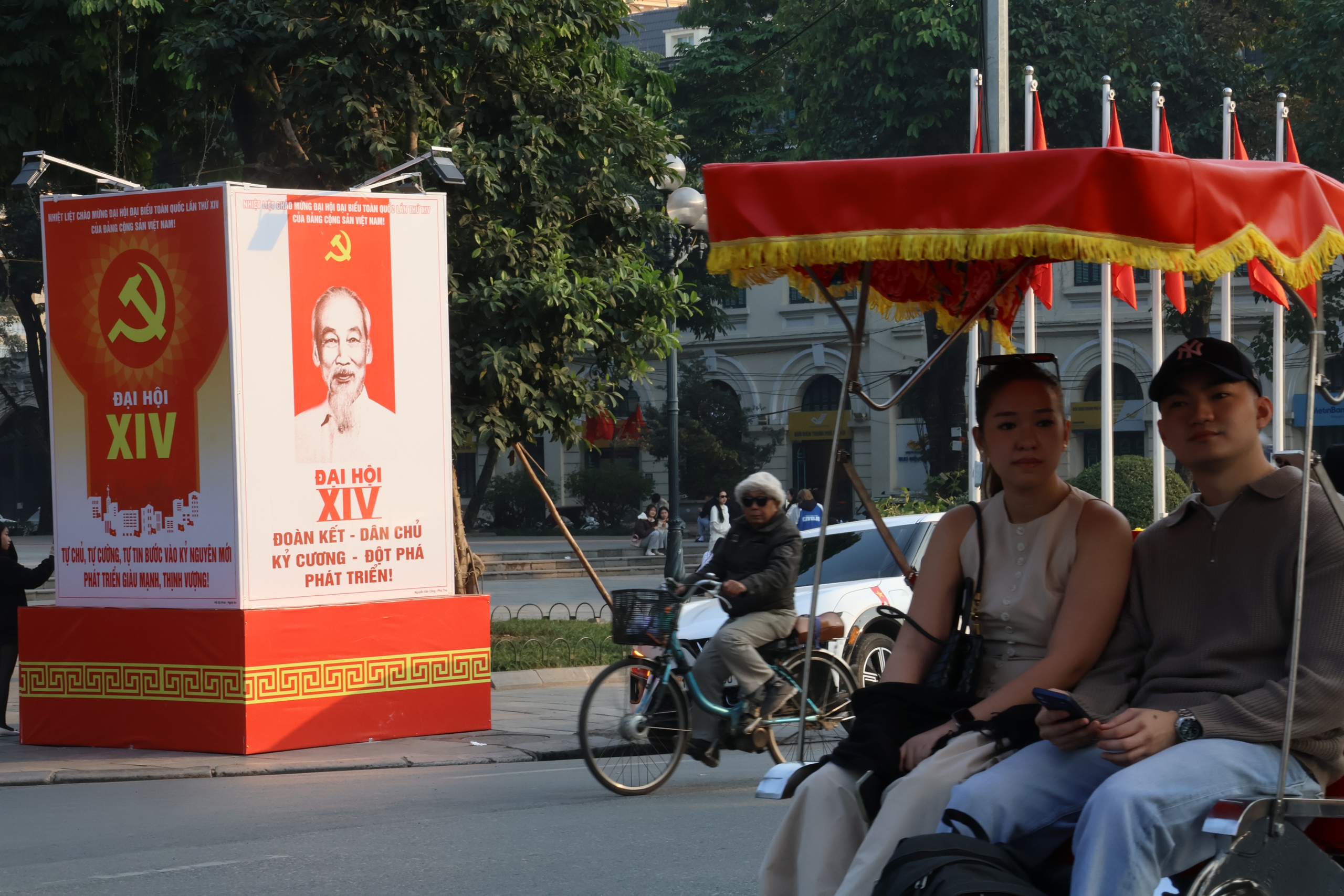 VIDEO: Hà Nội rực rỡ cờ, hoa chào mừng Đại hội XIV của Đảng - Ảnh 16.