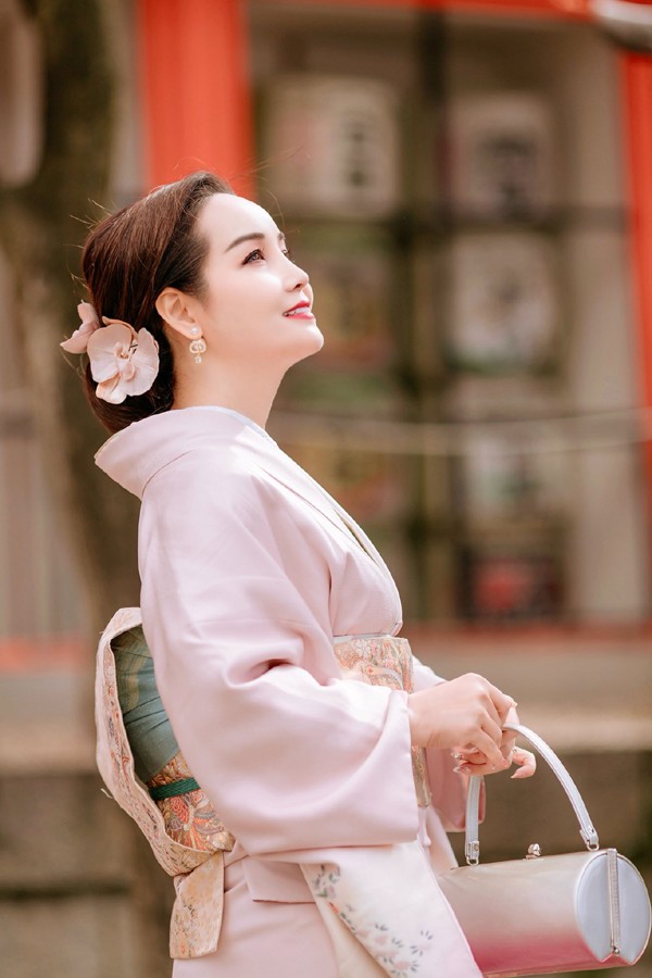 Trước đó, cách đây ít tháng, Mai Thu Huyền còn trở lại với phim truyền hình trên sóng VTV với vai diễn người mẹ trong "Mùa hè lạnh". Cụ thể, cô vào vai mẹ của Vũ Tuấn Việt. Được biết, năm 2014, cả hai từng đóng chung phim "Lạc giới" nhưng trong mối quan hệ tình cảm nam nữ.