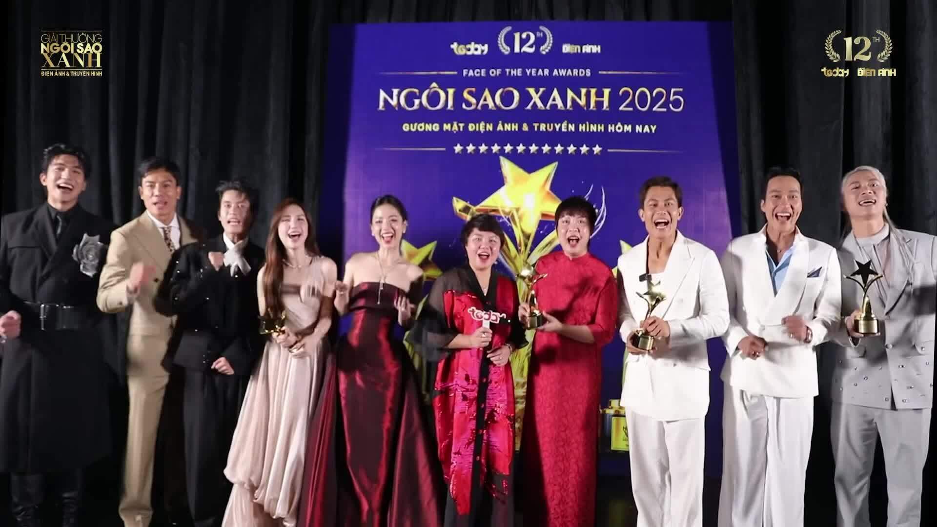 Êkíp 'Mưa đỏ' ăn mừng đại thắng tại Ngôi Sao Xanh