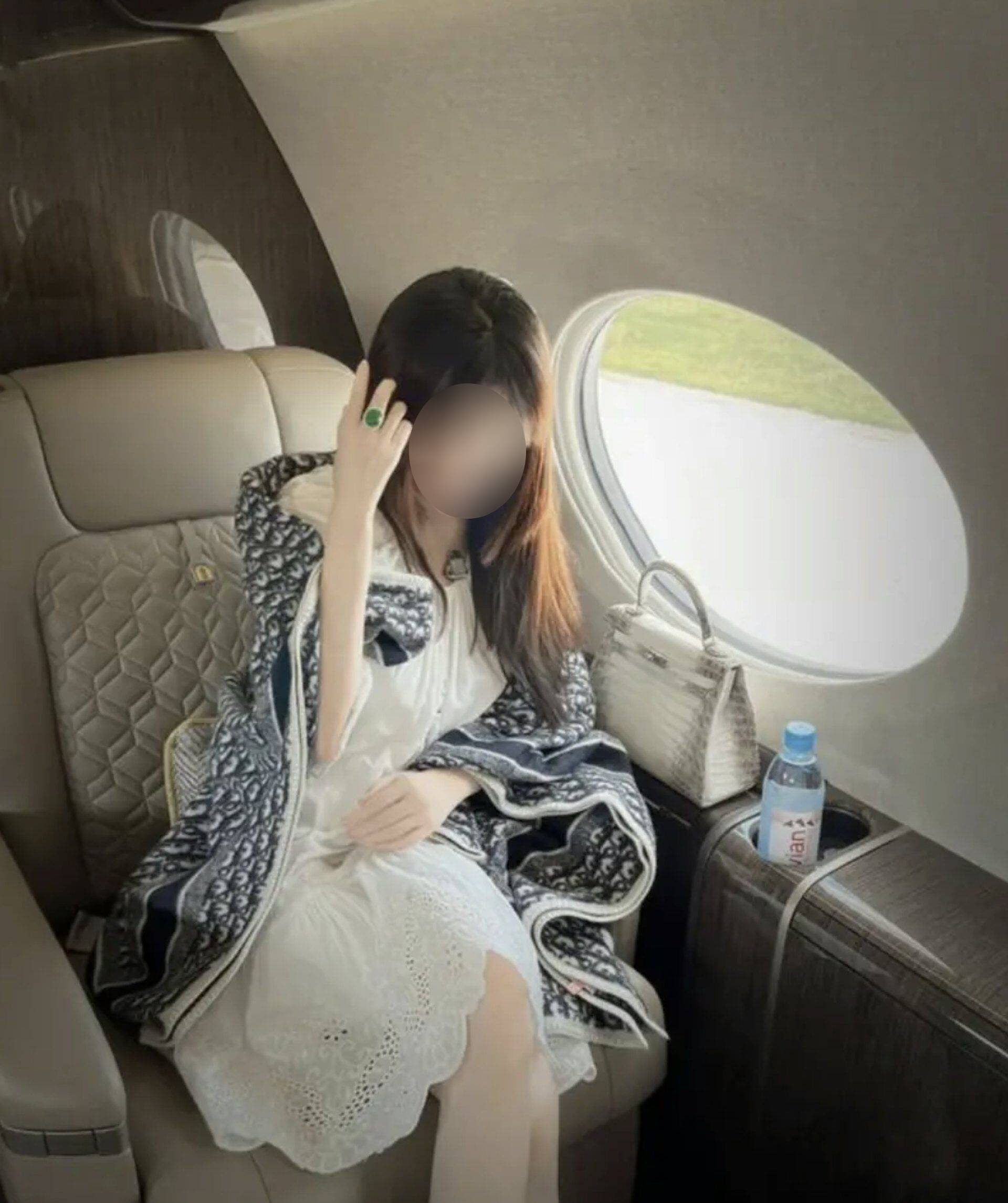 Cuộc sống không tưởng của “Tiên nữ TikTok” nghi vợ trùm lừa đảo Trần Chí: Biệt thự nuôi cá mập, 6 phi cơ riêng, piano bằng vàng ròng- Ảnh 2.