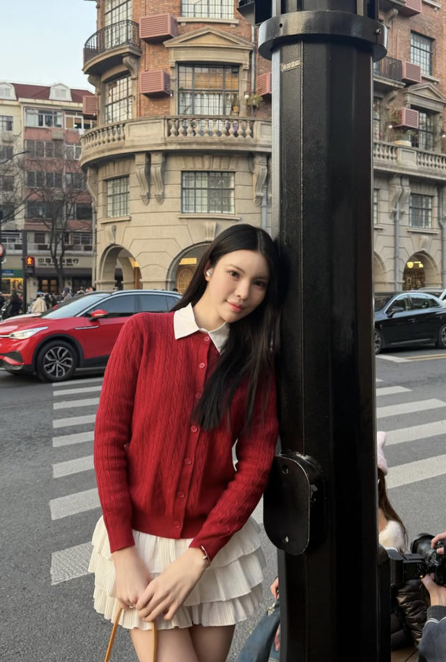 Phong cách thường ngày thêm duyên dáng với áo cardigan- Ảnh 2.