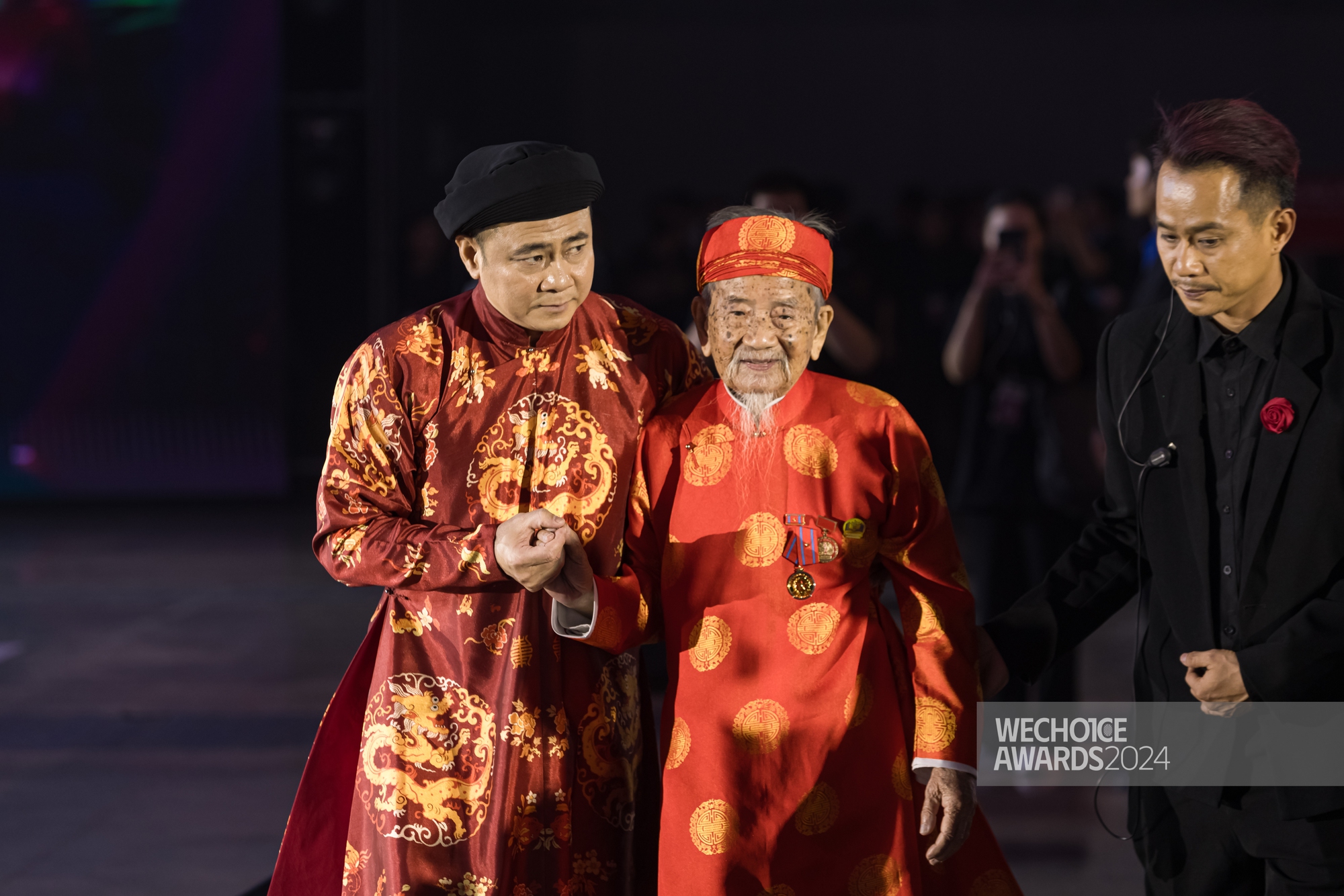 “Tôi là người Việt Nam, sẽ sống chết với nước Việt Nam” - Những câu nói truyền cảm hứng, xúc động qua từng năm trong Gala WeChoice- Ảnh 10. “Tôi là người Việt Nam, sẽ sống chết với nước Việt Nam” - Những câu nói truyền cảm hứng, xúc động qua từng năm trong Gala WeChoice- Ảnh 10.