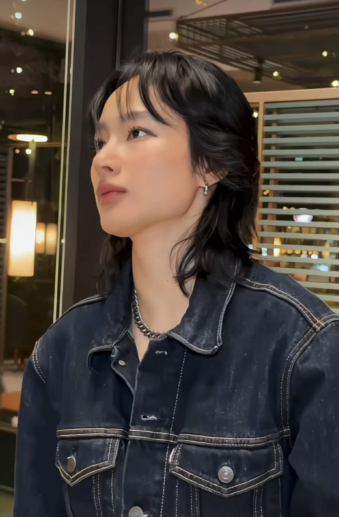 Angela Phương Trinh cắt tóc chó sói 3 Tóc 'chó sói' được cắt tỉa nhiều lớp ngẫu hứng để tạo độ bồng bềnh, phần trước ngắn, phần đuôi dài hơn, đem tới tinh thần nổi loạn và táo bạo.