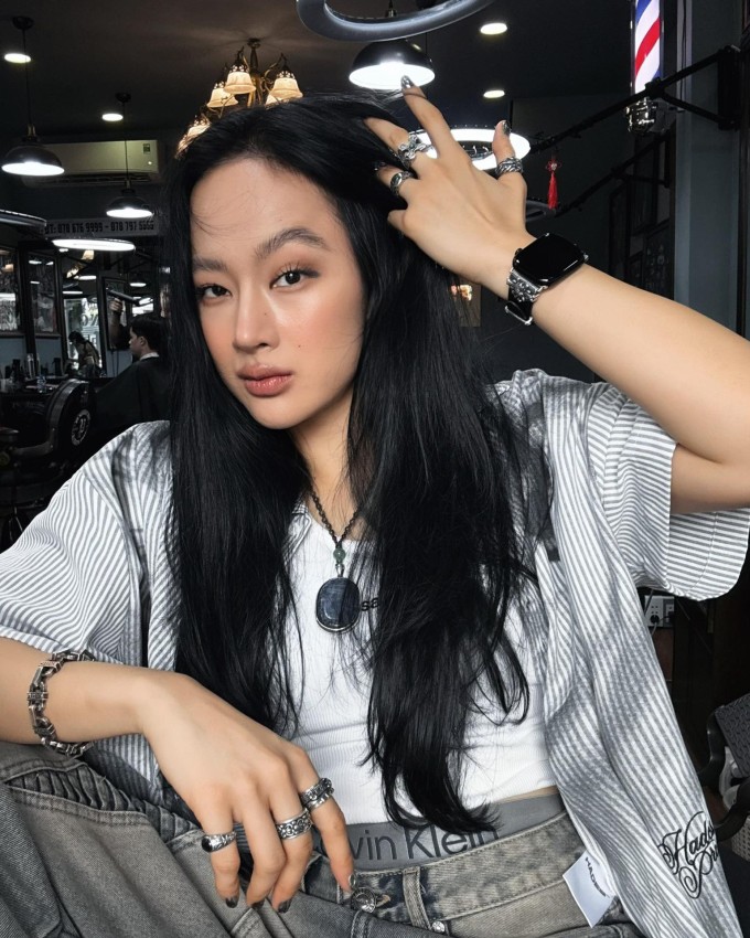 Angela Phương Trinh cắt tóc chó sói 4 Mái tóc dài trước đây của Angela Phương Trinh.