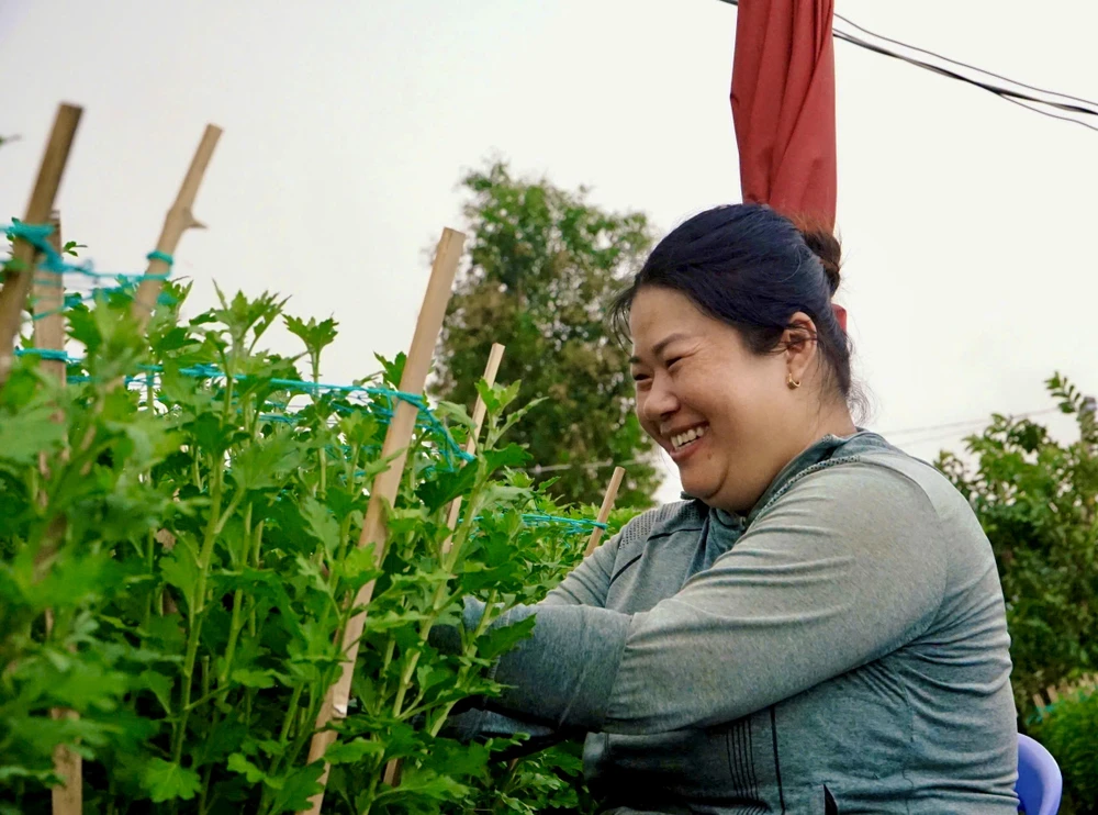 Chị Tâm mong vụ hoa thuận lợi để có thêm thu nhập lo cho gia đình. Ảnh: HẢI NHI fc44cf5dded6518808c7.jpg