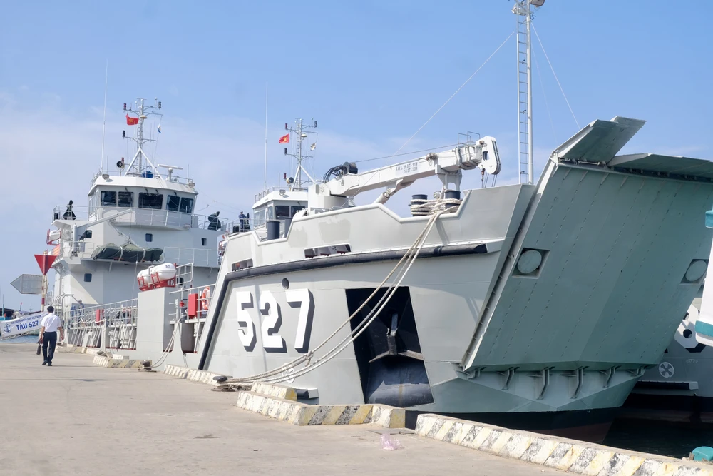 Đây là hai tàu thuộc nhóm những tàu chủ lực của Bộ Tư lệnh Vùng 5 Hải quân, có chiều dài 57,27m, rộng 12m, chiều cao tối đa khoảng 22m, lượng giãn nước khi đầy tải là 1.515 tấn, khi không tải là 735 tấn, vận tốc tối đa là 11 hải lý/giờ, được thiết kế và đóng tại Tổng Công ty Sông Thu, Tổng cục Công nghiệp Quốc phòng, Tàu 528 được hạ thủy tháng 10-2021.