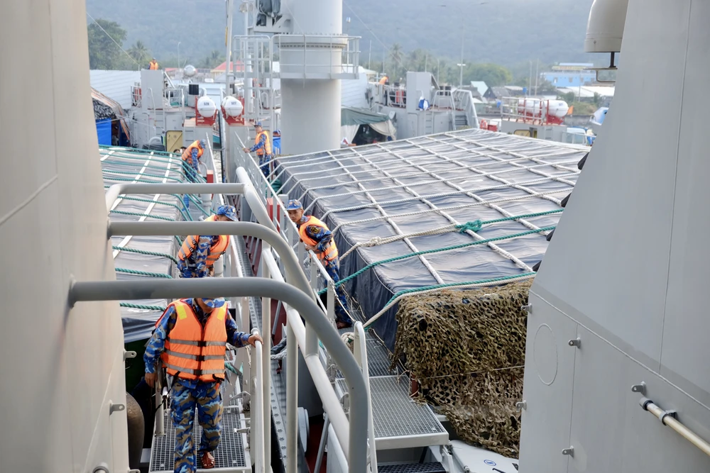 tàu 528 vùng 5 hải quân 6.jpg