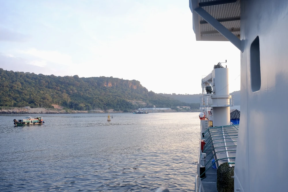 tàu 528 vùng 5 hải quân 3.jpg