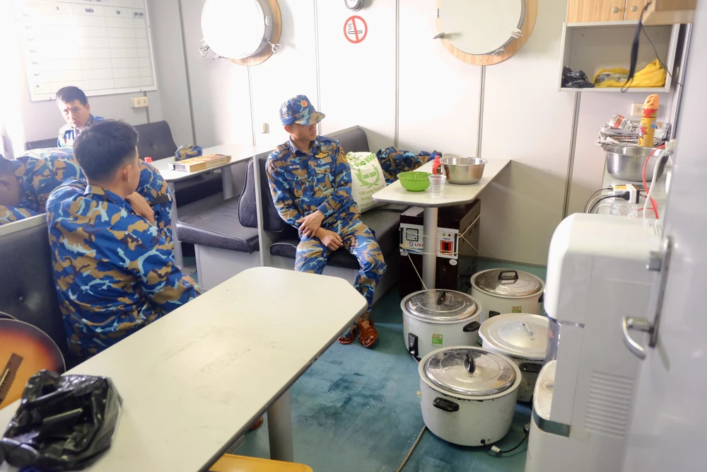 tàu 528 vùng 5 hải quân 21.jpg