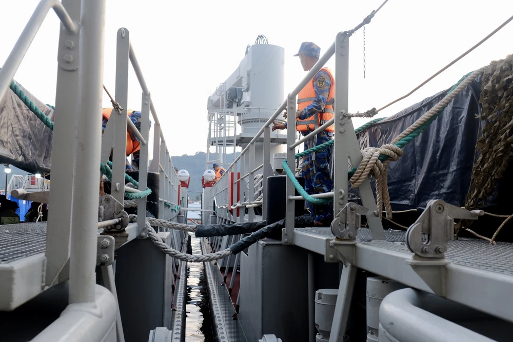 tàu 528 vùng 5 hải quân 8.jpg