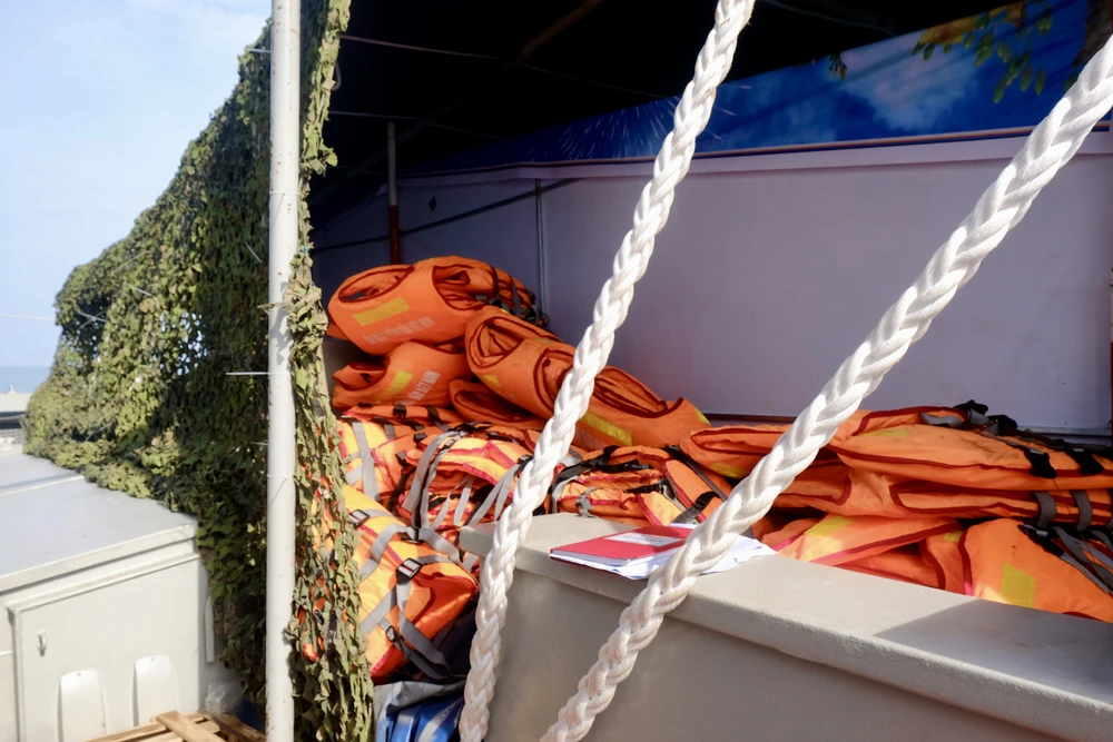 tàu 528 vùng 5 hải quân 19.jpg