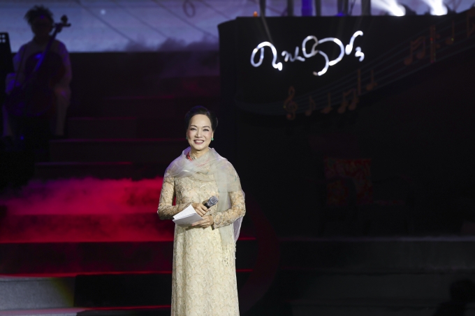 Diễn viên Lê Khanh - người dẫn chuyện trong đêm nhạc.