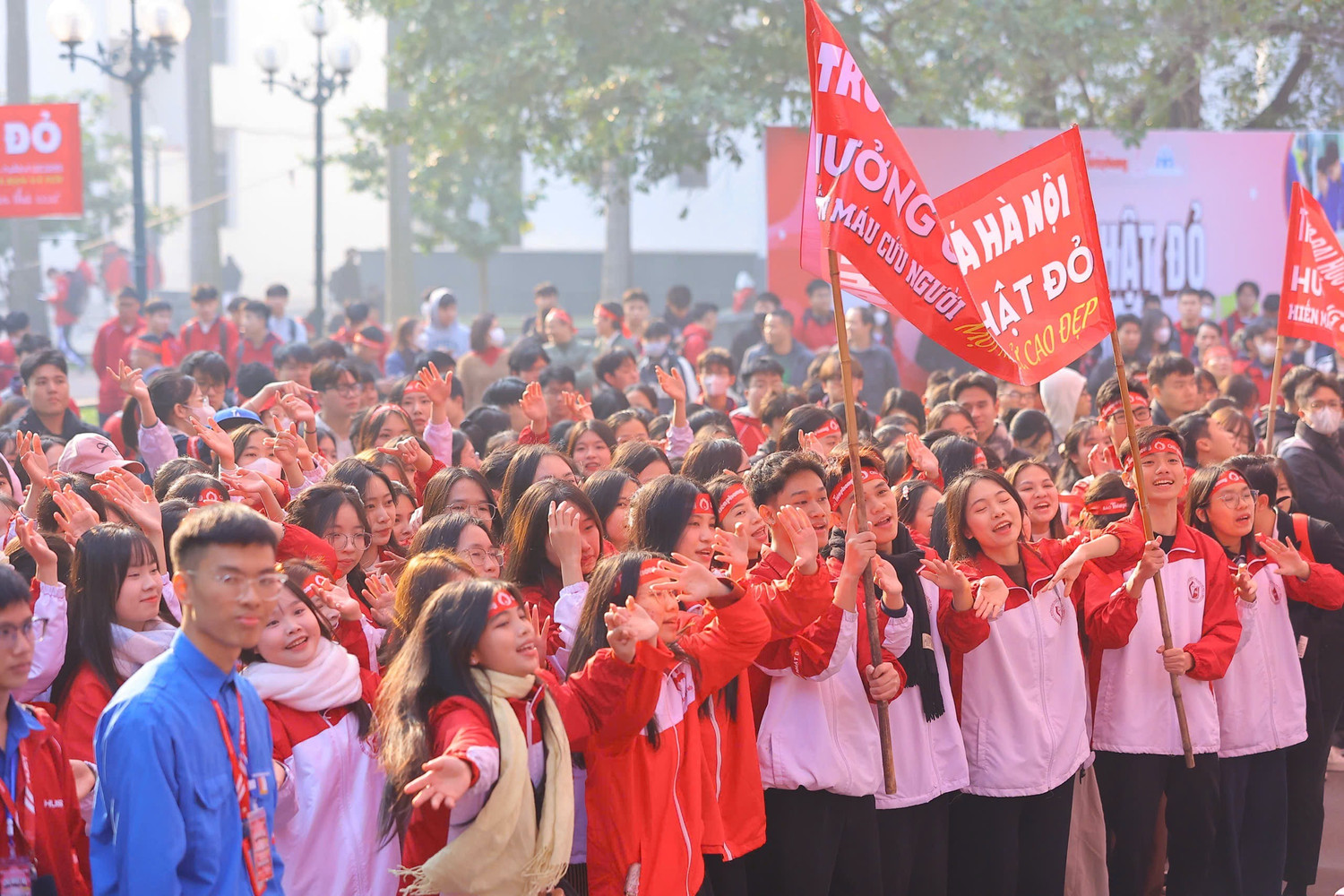 Hàng nghìn bạn trẻ xếp hàng hiến máu cứu người 1 Hàng nghìn bạn trẻ xếp hàng hiến máu cứu người - Ảnh 2.