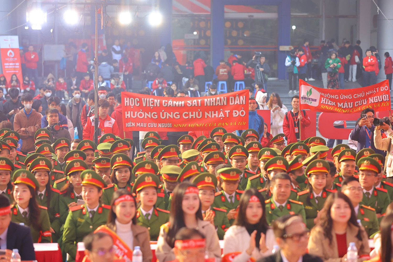 Hàng nghìn bạn trẻ xếp hàng hiến máu cứu người 2 Hàng nghìn bạn trẻ xếp hàng hiến máu cứu người - Ảnh 3.