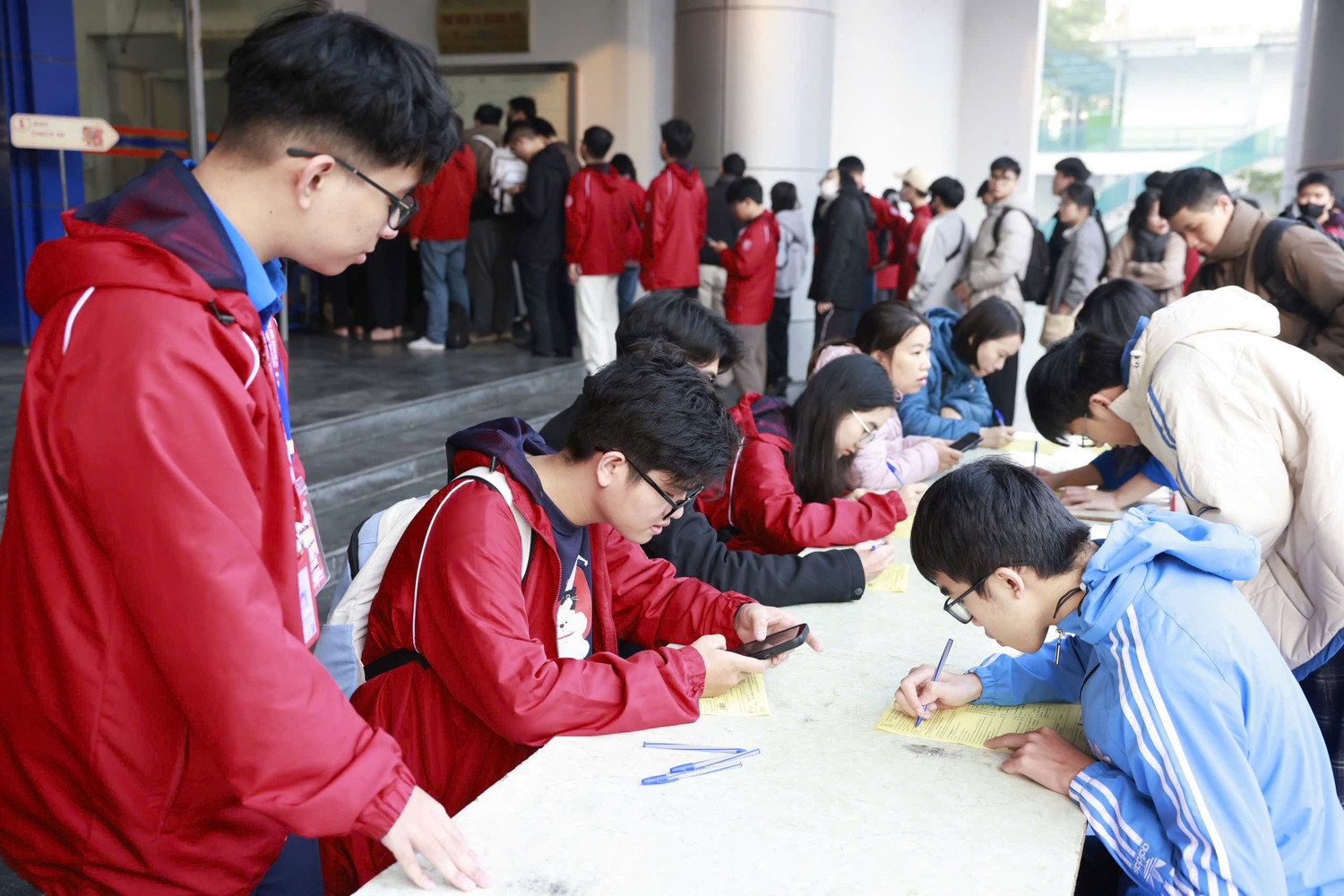 Hàng nghìn bạn trẻ xếp hàng hiến máu cứu người - Ảnh 4. Hàng nghìn bạn trẻ xếp hàng hiến máu cứu người - Ảnh 4.