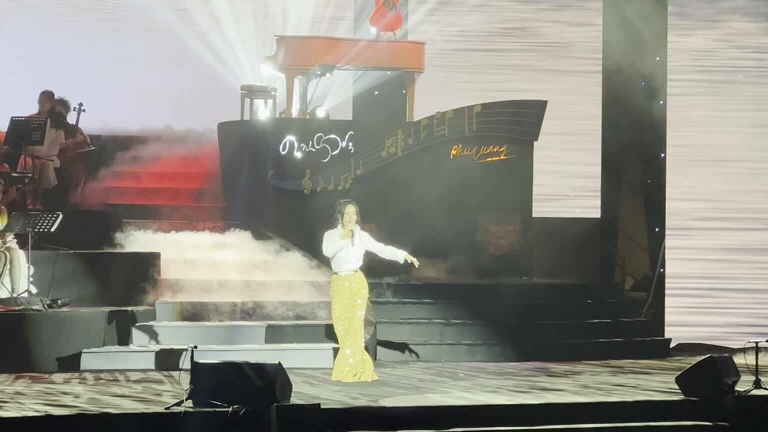 Hồng Nhung hát 'Nhớ mùa thu Hà Nội'