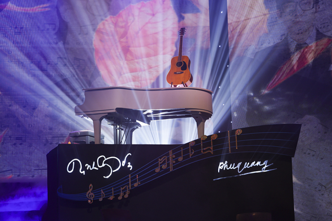 Sân khấu thiết kế hình ảnh cây đàn piano gắn với nhạc sĩ Phú Quang và cây guitar của nhạc sĩ Trịnh Công Sơn. Ảnh: Mạnh Nguyễn