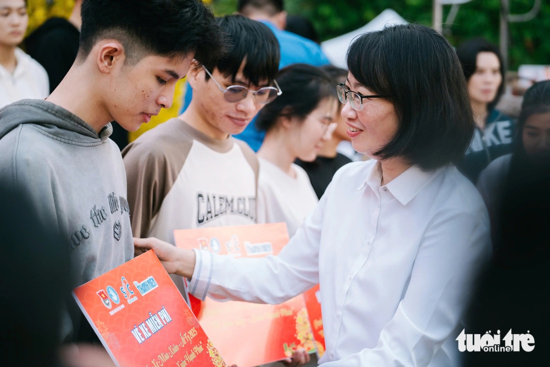 Thường vụ Thành ủy TP.HCM nghiêm cấm dùng công quỹ biếu, tặng quà Tết - Ảnh 2.