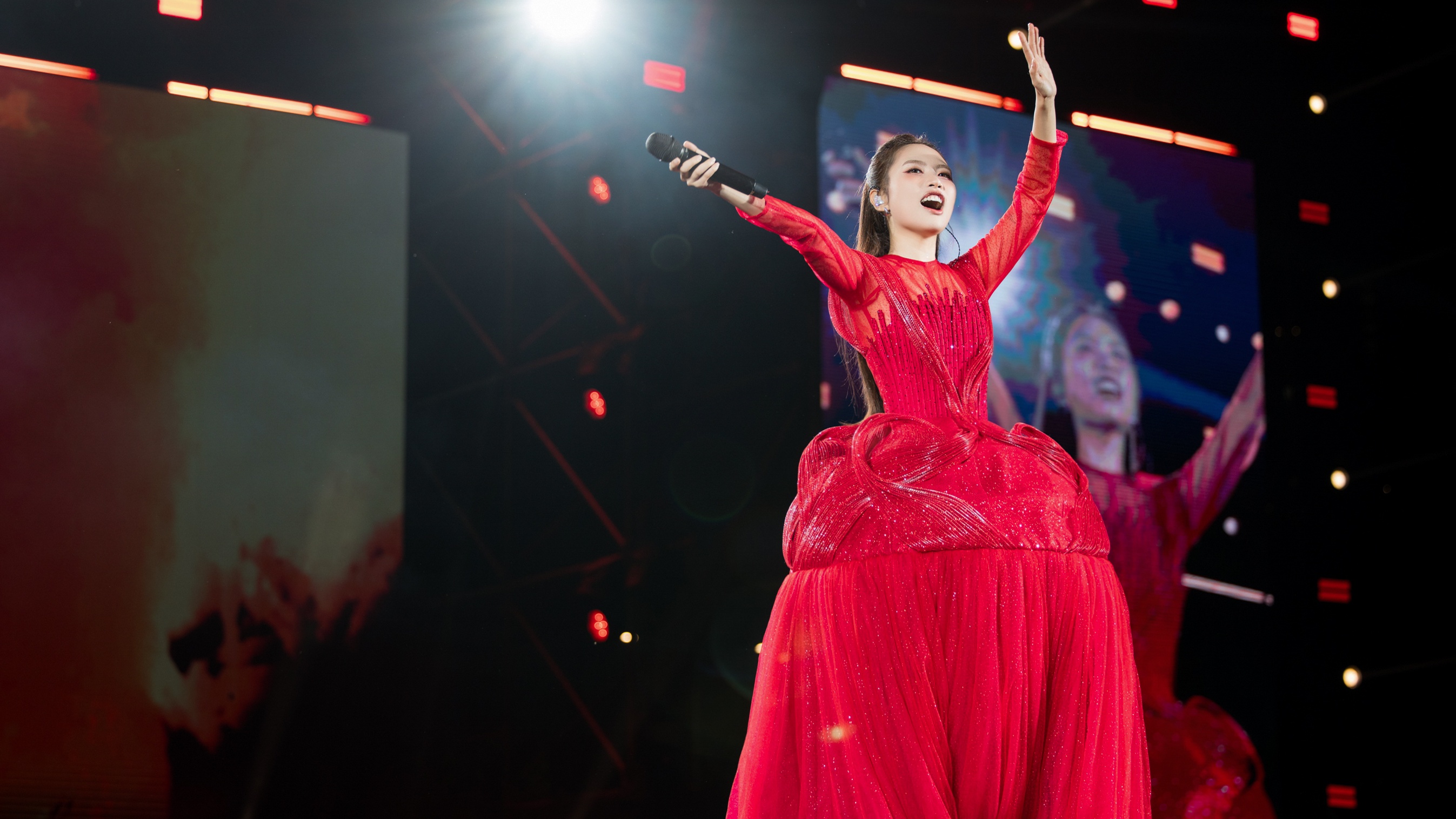 Phương Mỹ Chi trình diễn "Bài ca đất phương Nam" cùng dàn nhạc dân tộc