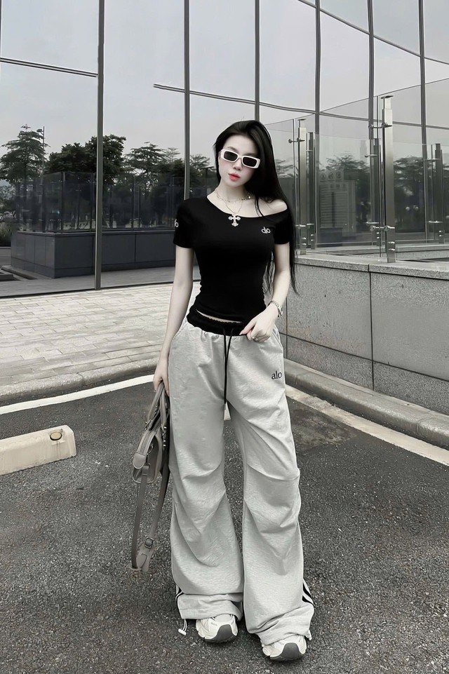 Áo trễ vai mềm mại sánh đôi với sự phóng khoáng của quần ống rộng- Ảnh 7.