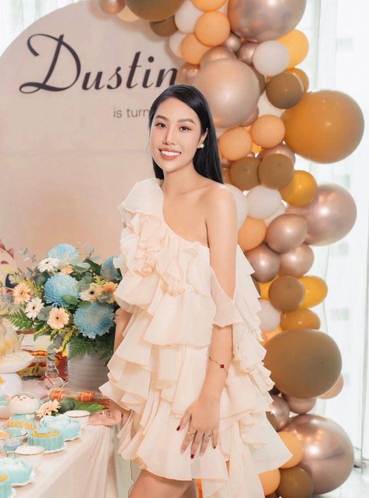 Tăng Khánh Chi chuộng phong cách năng động và gợi cảm. Ngoài những bộ đồ thể thao, cô thường chọn váy áo trễ vai, quần shorts, váy xẻ đùi, áo quây, bra top.