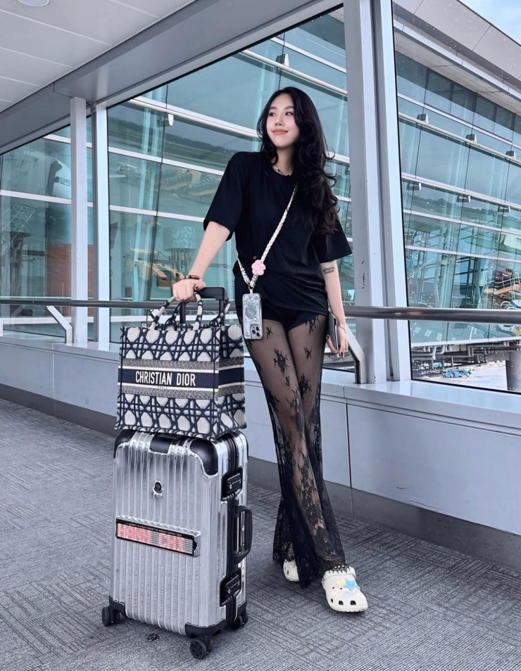 Cô thể hiện phong cách sân bay với quần ren xuyên thấu - mốt hot năm ngoái được giới trẻ yêu thích, dép Crocs và túi Dior hàng nghìn USD.
