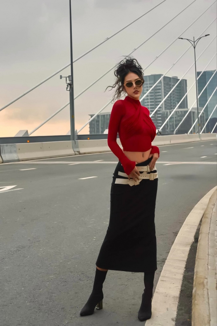 Tăng Khánh Chi tôn eo trong bộ đồ gồm chân váy dáng cột, crop top, tạo điểm nhấn bằng thắt lưng.