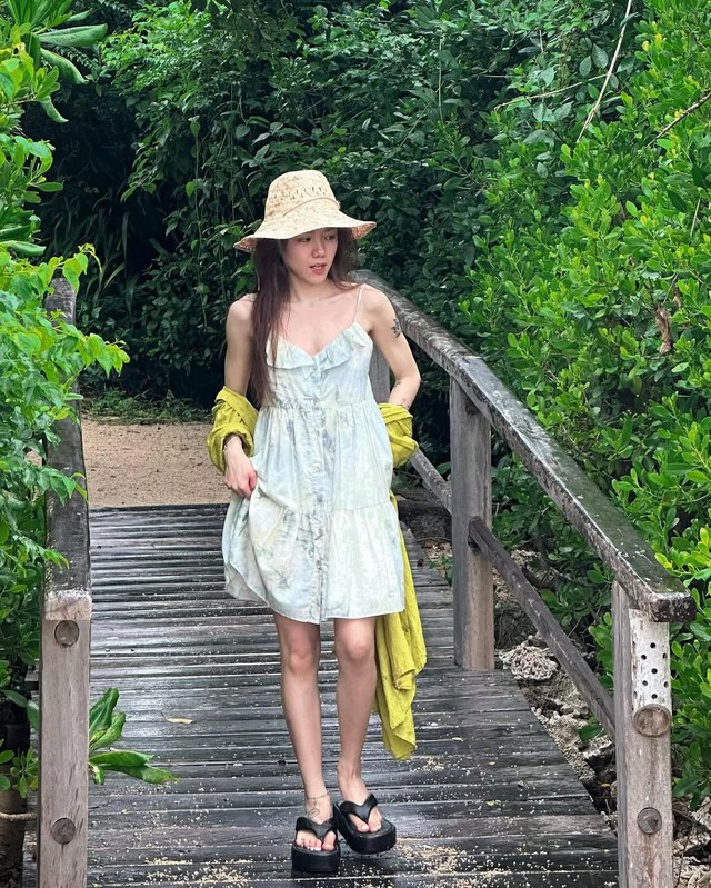 Váy liền thân và mũ cói vành rộng, khí chất nàng thơ- Ảnh 5. Váy liền thân và mũ cói vành rộng, khí chất nàng thơ- Ảnh 5.