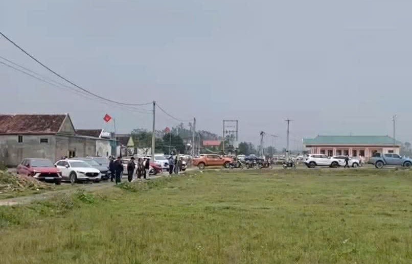 Ô tô đậu kín đường làng sau thông tin quy hoạch khu công nghiệp VSIP 4 - Ảnh 2.