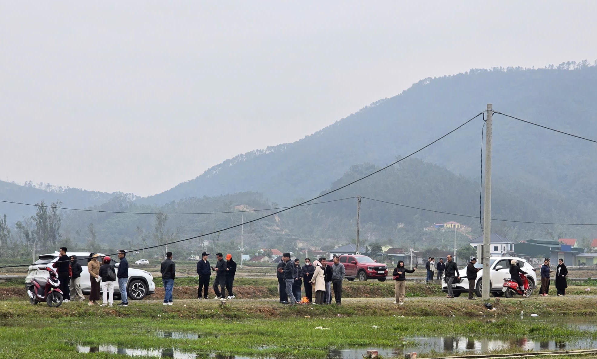 Ô tô đậu kín đường làng sau thông tin quy hoạch khu công nghiệp VSIP 4 - Ảnh 4.