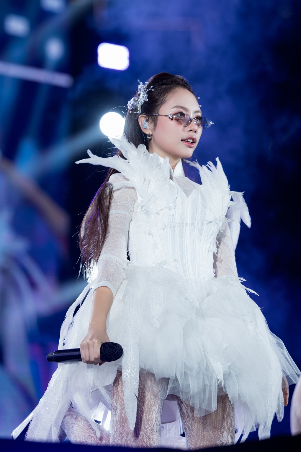 Phương Mỹ Chi bật khóc, được ca sĩ Trung Quốc tặng ngôi sao mang tên mình - 2