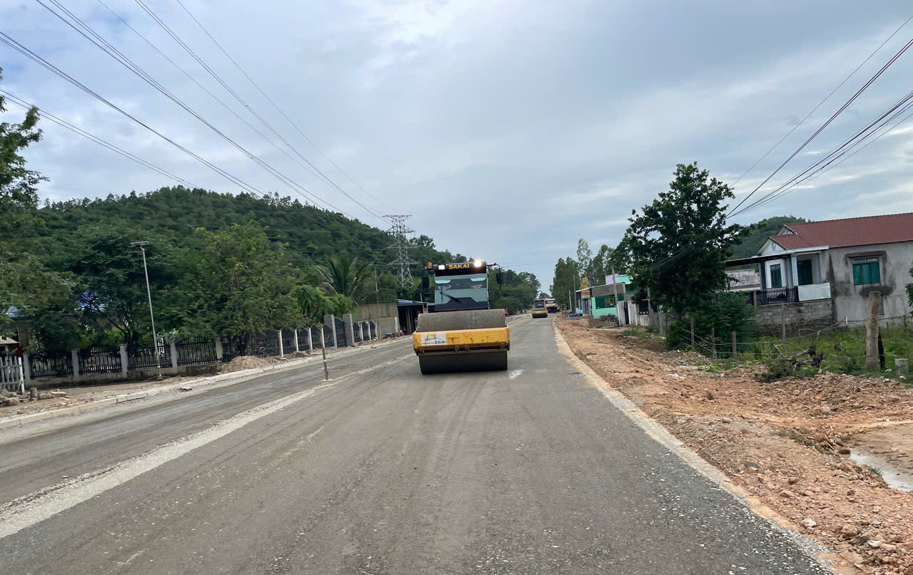 Nâng cấp quốc lộ 28B nối Phan Thiết - Đà Lạt trước Tết Nguyên đán Bính Ngọ - Ảnh 4. Nâng cấp quốc lộ 28B nối Phan Thiết - Đà Lạt trước Tết Nguyên đán Bính Ngọ - Ảnh 4.