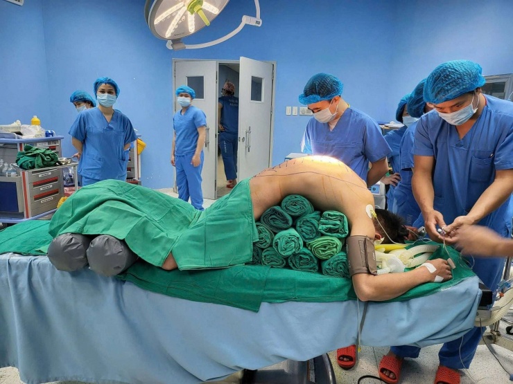 Ca mổ 10 tiếng hồi sinh cuộc đời nam thanh niên suốt 7 năm cắm đầu xuống đất 3 Bệnh nhân chuẩn bị được phẫu thuật. Ảnh: BVCC.