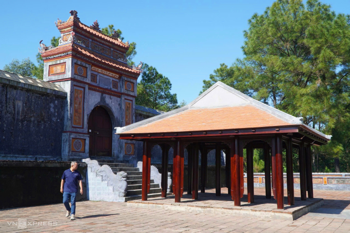 Nhà rường dựng trái phép lăng mộ Hoàng thái hậu Từ Dụ sẽ được tháo dỡ sau Tết Bính Ngọ. Ảnh: Vạn An