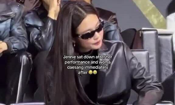 Khoảnh khắc Jennie nhận giải ngay sau màn biểu diễn được yêu thích