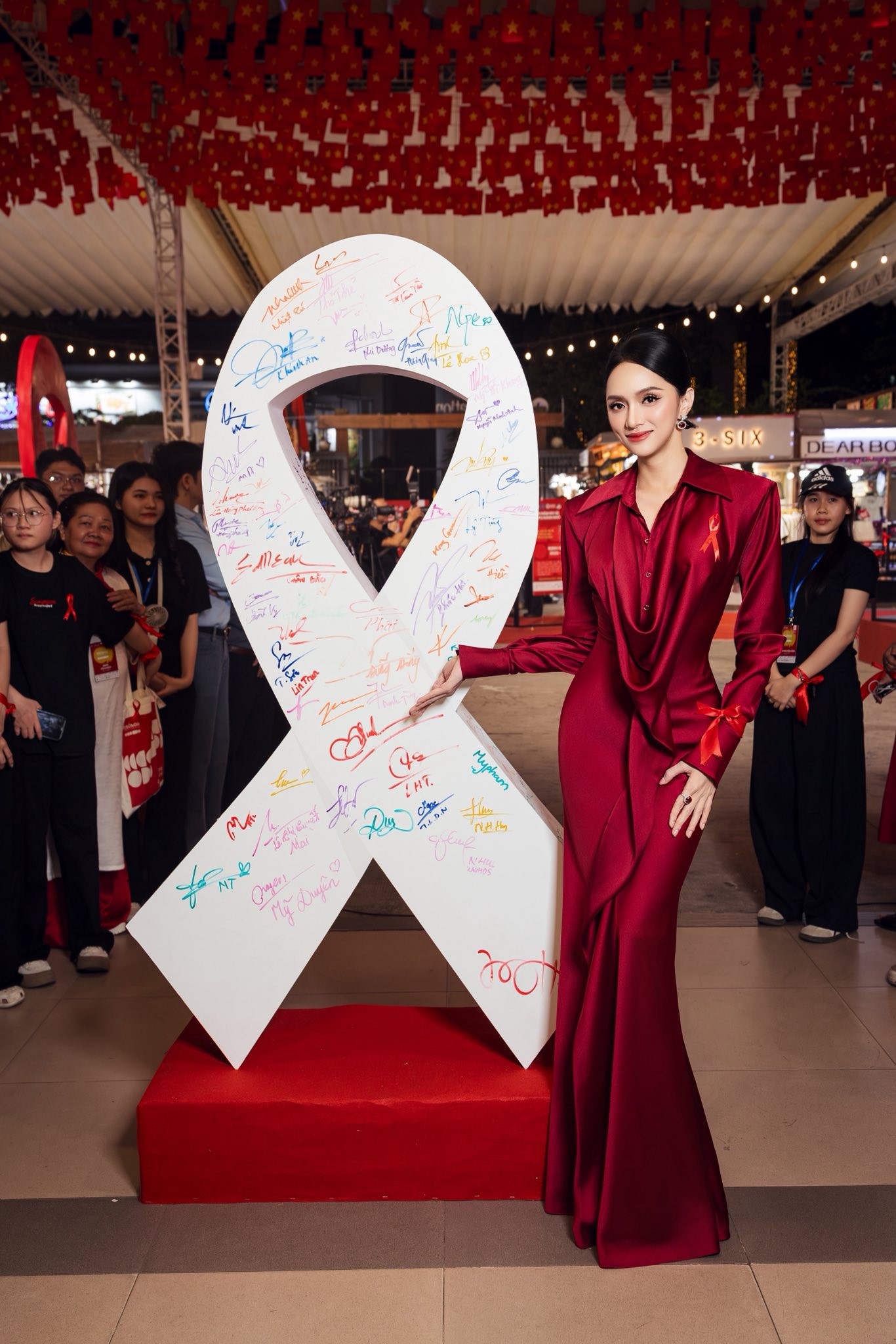 Hương Giang - H'Hen Niê sau 7 năm giờ ra sao?- Ảnh 3. Hương Giang - H'Hen Niê sau 7 năm giờ ra sao?- Ảnh 3.