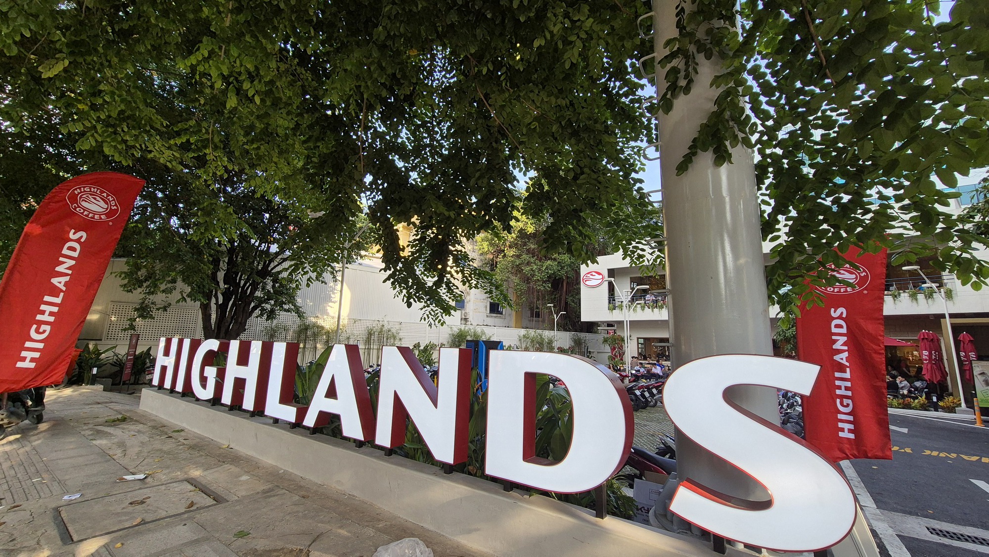 Highlands Coffee xác nhận có mua hạt sen và vải đóng hộp từ 