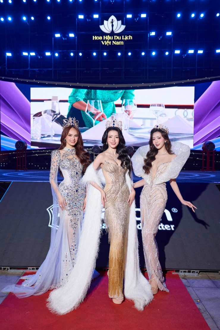 Cũng trong chung kết, Hoa hậu Du lịch Việt Nam 2024 Phạm Thị Ngọc Quỳnh cùng á hậu 1 Huỳnh Kim Anh và á hậu 2 Lê Thị Ánh Tuyết có màn final walk trước khi khép lại nhiệm kỳ.