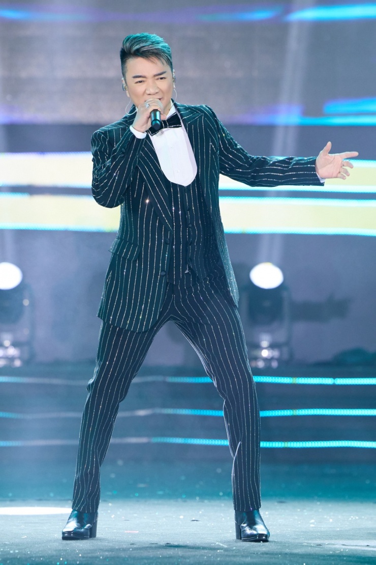 Đàm Vĩnh Hưng biểu diễn liên khúc Nửa vầng trăng, Một thuở yêu người, Màu xanh yêu thương.