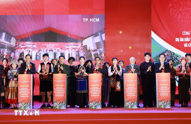 Thủ tướng mong muốn học sinh dân tộc thiểu số ấp ủ ước mơ, hoài bão và khát vọng vươn lên - Ảnh 2.