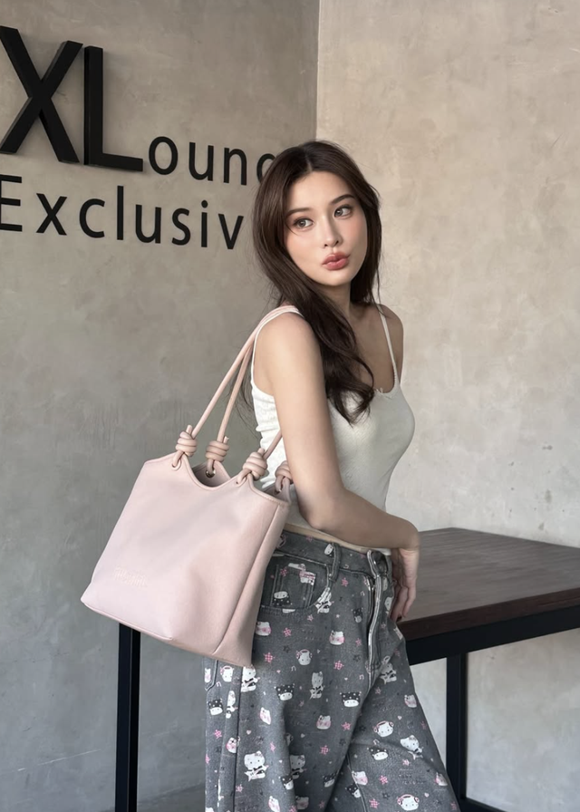 Áo tank top, áo hai dây dáng ôm mang đến vẻ ngoài gọn gàng và hiện đại- Ảnh 2.