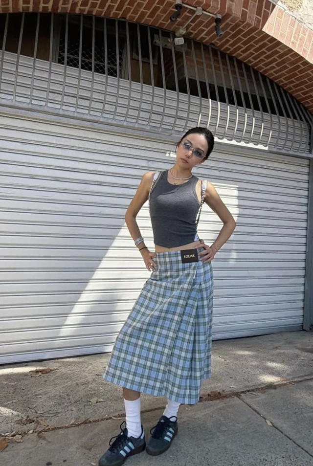 Áo tank top, áo hai dây dáng ôm mang đến vẻ ngoài gọn gàng và hiện đại- Ảnh 6.