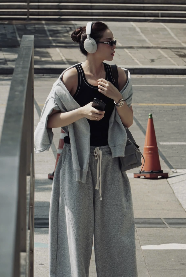 Áo tank top, áo hai dây dáng ôm mang đến vẻ ngoài gọn gàng và hiện đại- Ảnh 10.